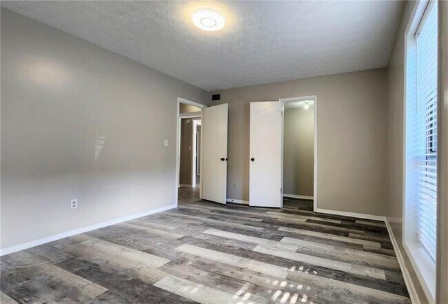 Building Photo - 401 Park Ridge Cir