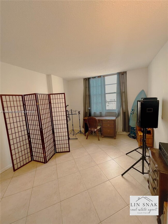 Building Photo - 300 Bayview Dr