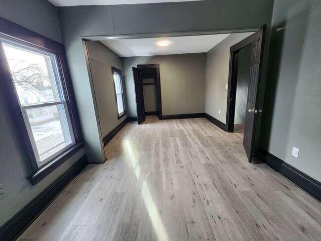 Building Photo - 3 Bedroom/ 1 Bathroom Single Family Home!