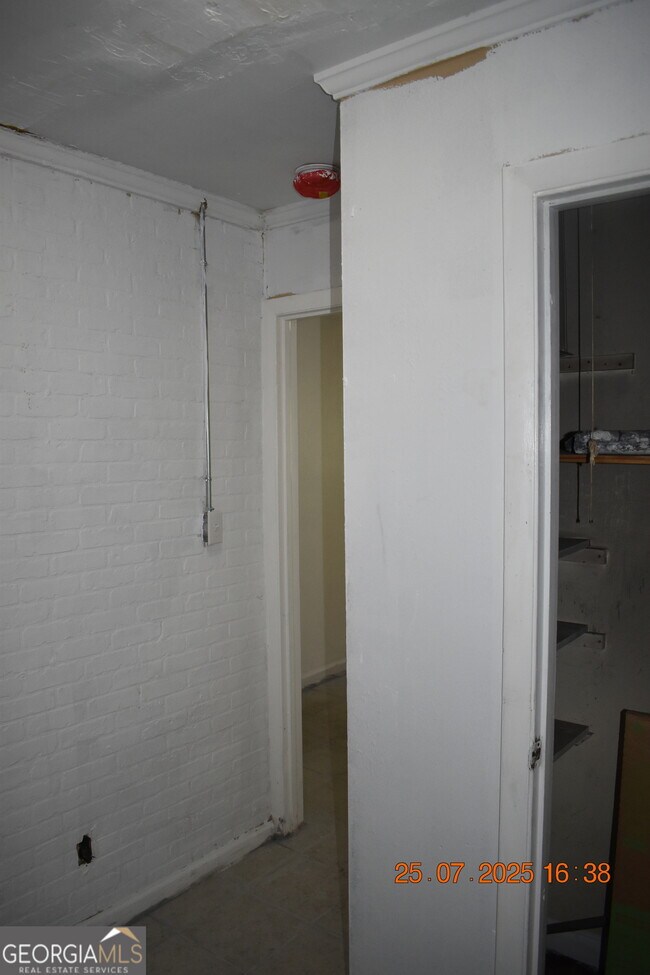 Building Photo - 1083 Nassau Pl
