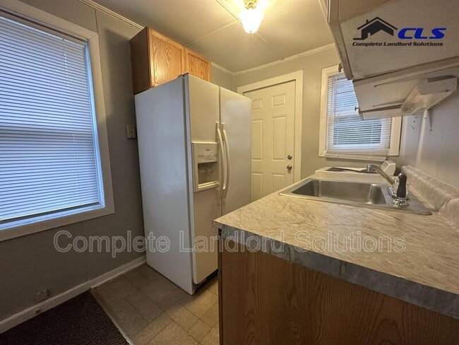 Building Photo - 916 Kussner St