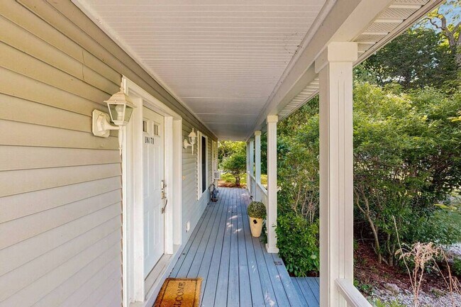 Building Photo - Large 5Br 3 1/2Ba Modern Home in Falmouth ...