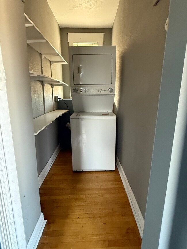 Building Photo - 4112 W Wellington Ave