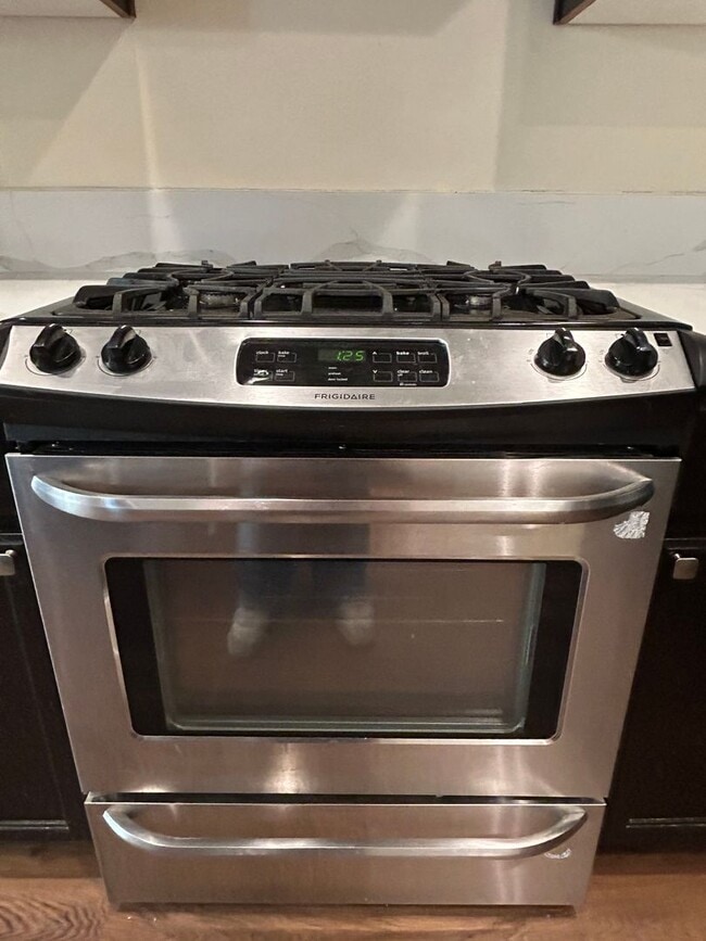 Building Photo - Spacious 4 Bedroom (plus den), 3 Bath Home...