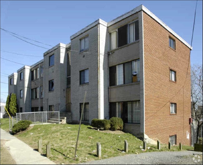 Building Photo - 851 Yuma St SE