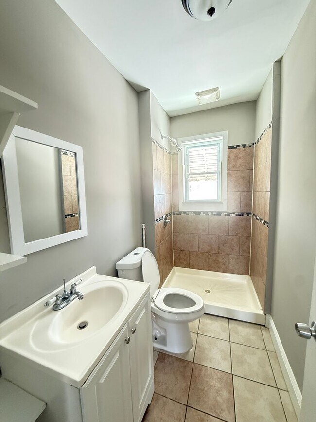 Building Photo - Spacious 4BR Rowhome Near Ellwood Park, Washer/Dryer Included