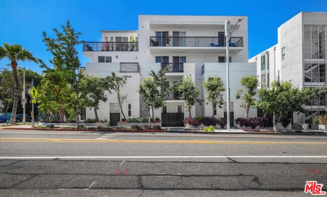 Building Photo - 1283 Havenhurst Dr