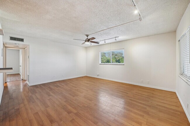 Building Photo - 1400 NE 54th St