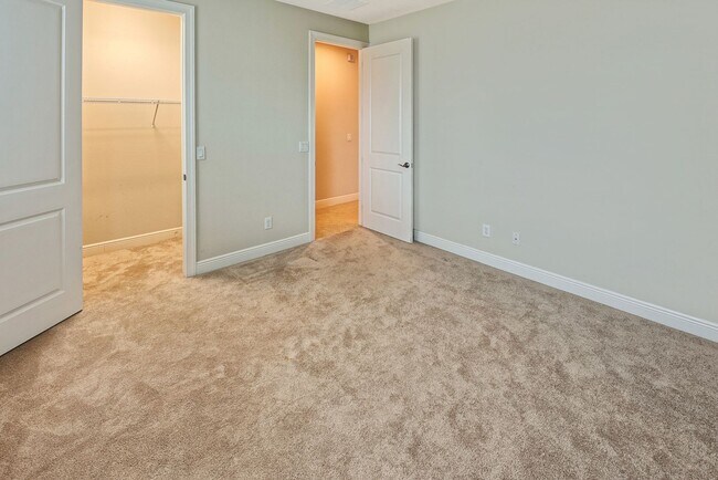 Building Photo - 2/2+Den Coach Home Available Annually!
