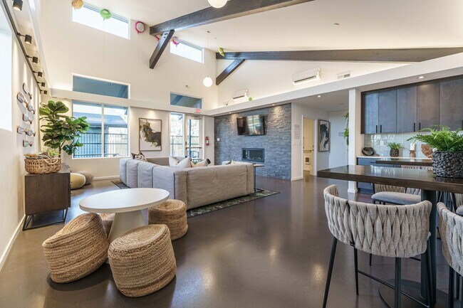 Building Photo - Charming 3-Bedroom, with Office and 2 Bath...