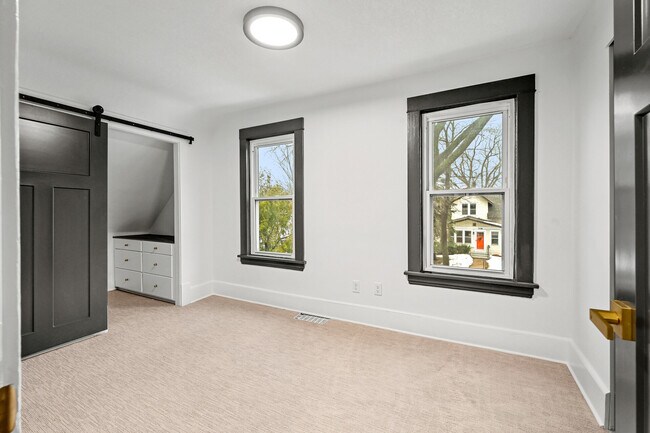 Building Photo - 3127 33rd Ave S