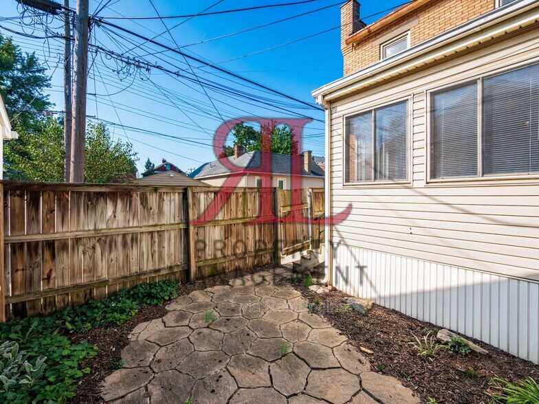 Building Photo - 1014 Bruck St