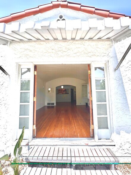 Building Photo - 533 N Alta Vista Blvd