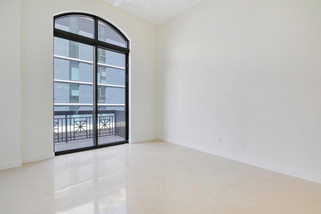 Building Photo - 701 S Olive Ave