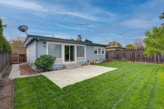 Building Photo - 405 S Fernwood Cir