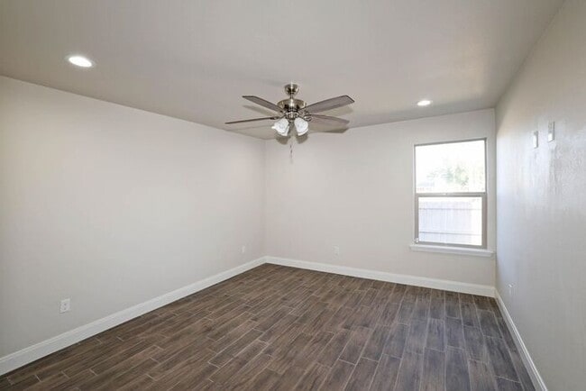 Building Photo - 7628 Woodford Ave