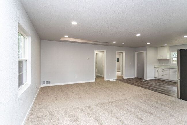 Building Photo - Beautifully Refurbished Home Near Downtown...