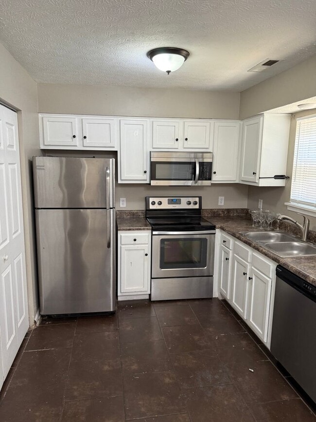 Building Photo - 2 Bed / 1.5 Bath