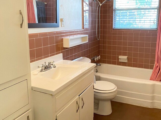 Building Photo - Charming South Austin Classic