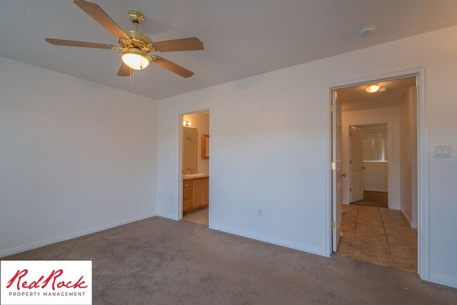 Building Photo - Spacious 3 Bedroom Townhome in Central St....