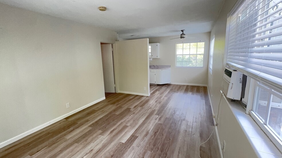 Building Photo - 217 SW 11th Ct