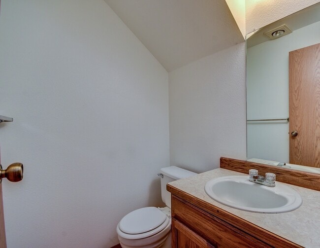 Building Photo - 3 BR / 2.5BA Townhouse Condo – Woodside Co...