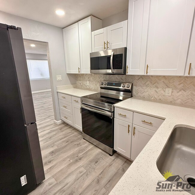 Building Photo - 332 S Seneca Blvd