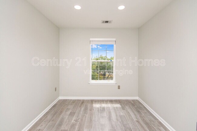 Building Photo - 5522 Jowett Ct