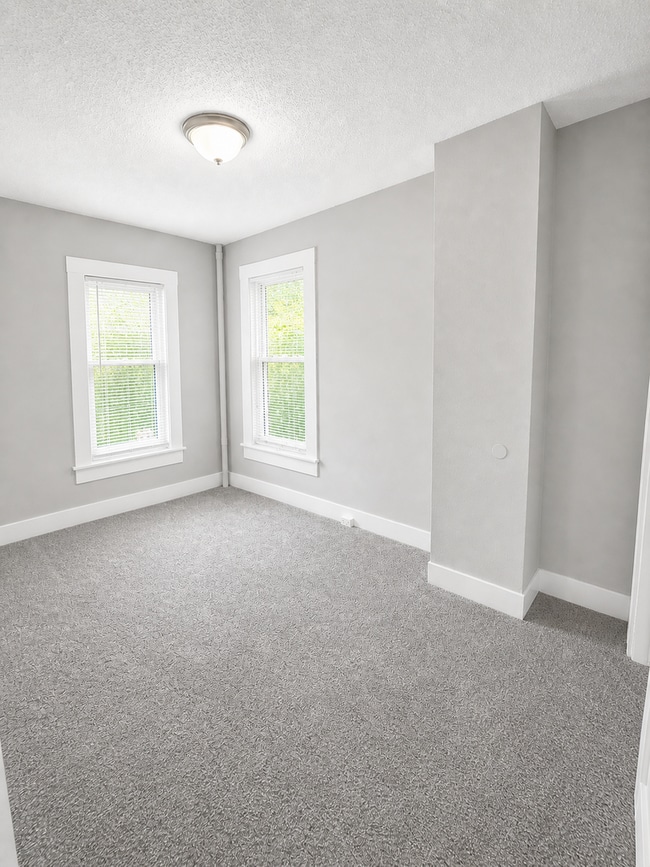 Building Photo - Spacious 3 Bedroom House
