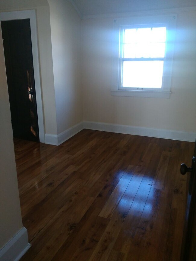 Building Photo - Fenced Yard. 2 bed home