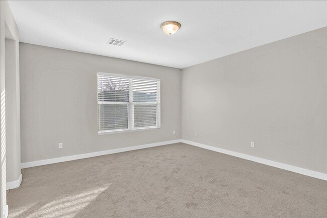 Building Photo - Great 4 bedroom home with a spacious kitchen in a great location!