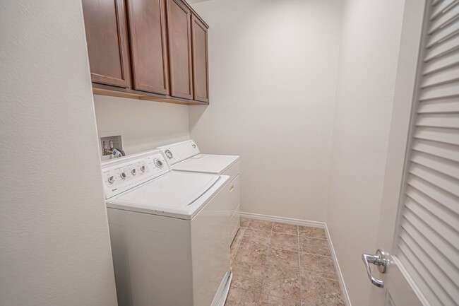 Building Photo - 3 Bedroom Townhome for Rent in Valencia!