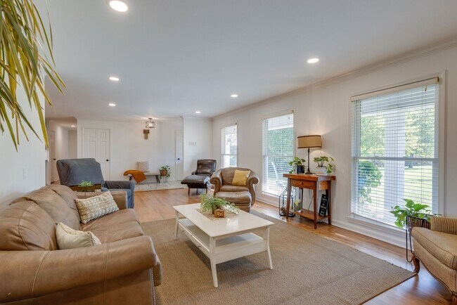 Building Photo - Stunner in North Columbia