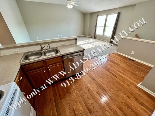 Building Photo - Beautiful 4 Bed Townhome in Gardner-Coming...