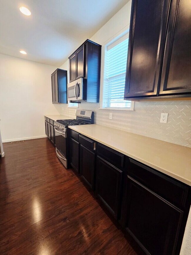 Building Photo - Cute Spacious Townhome in Prime Location – Available Now!