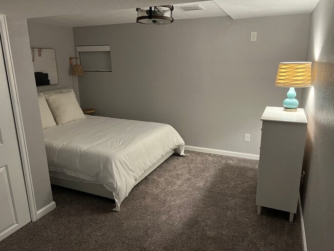 Building Photo - Stunning 5 Bedroom in the Coveted Kipling ...