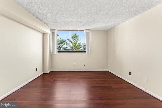 Building Photo - 1101 S Arlington Ridge Rd