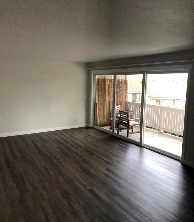 Living room and patio (unfurnished) - 9911 NE 119th Ct