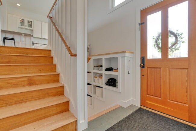 Building Photo - Stunning 4 Bed 2.5 Bath Steps from Willards Beach