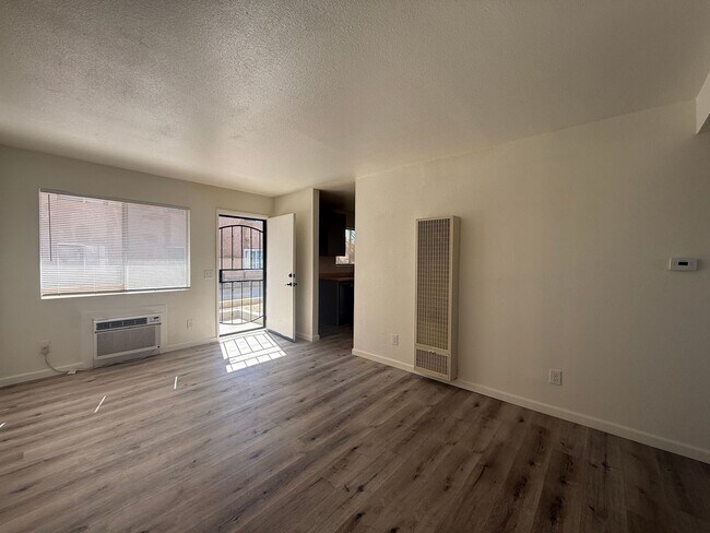 Building Photo - Palmdale 1 bedroom