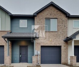 Building Photo - $1650 Beautiful 3 bed 3 bath townhome!