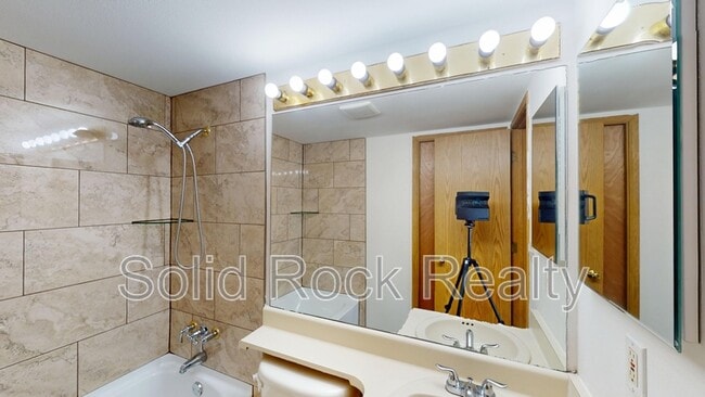 Building Photo - 935 Greenbrier Dr