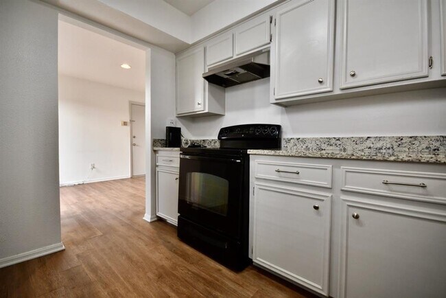 Building Photo - 4404 Basswood Ln