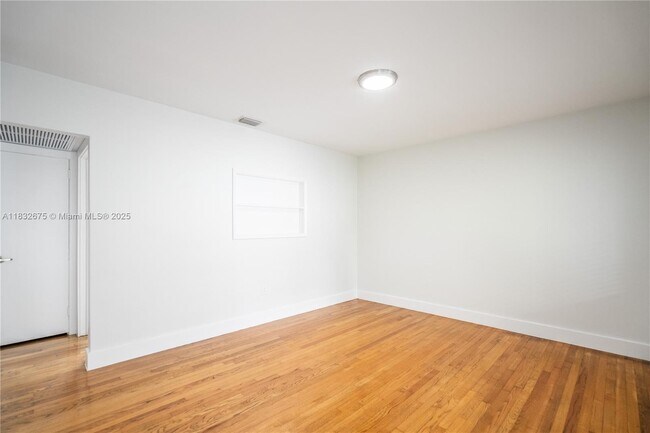 Building Photo - 117 S Shore Dr