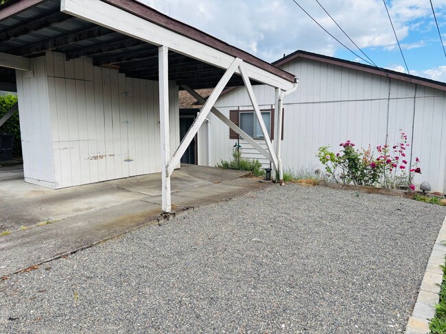 Building Photo - Bright 2 BR Carter Park Living with Fireplace, Carport, and Tons of Storage!