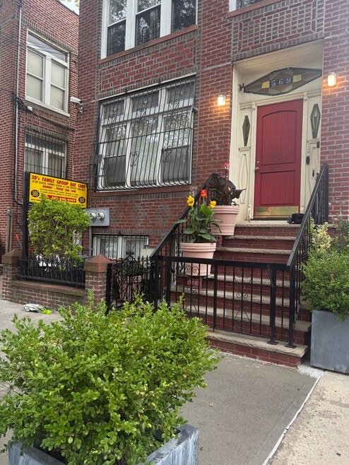 Building Photo - 569 Vermont St