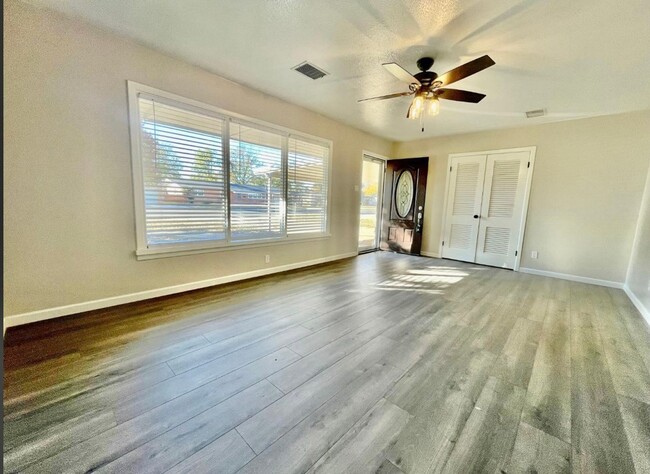 Building Photo - Pre-leasing now for 3 bed 2 bath near Texa...