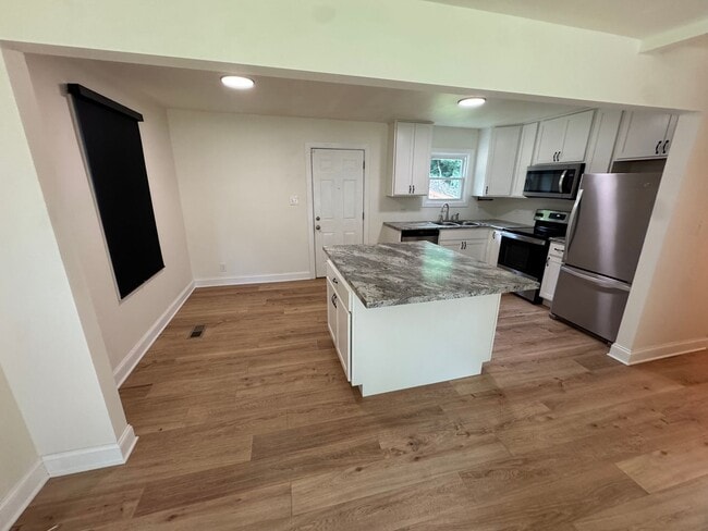 Building Photo - Your Modern Downtown Retreat: Newly Remodeled Charm
