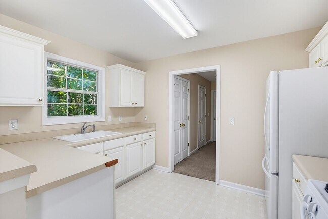 Building Photo - 181 Stoneforest Dr