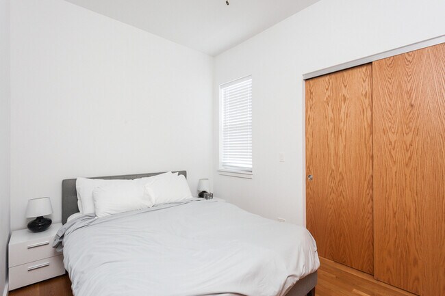 Building Photo - 1637 W Grand Ave